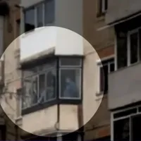 Criminalul de la Onești a ieșit cu victimele sale pe balcon. Polițiștii au râs