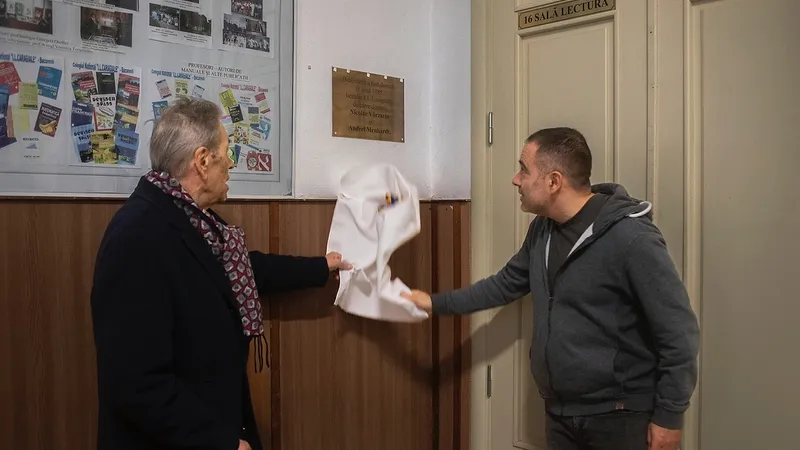 Nicolae Vărzariu împreună cu directorul adjunct dezvelesc placă comemorativă de la intrarea în biblioteca liceului IL Caragiale, donată în 1987 Foto: Mugur Vărzariu