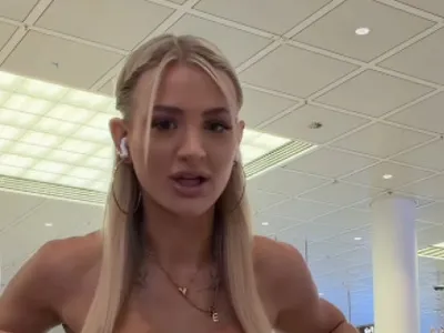 ”Ești dezbrăcată”. După ce nu a fost lăsată să se urce în avion din cauza ținutei, a revenit în aeroport și n-a stat pe gânduri