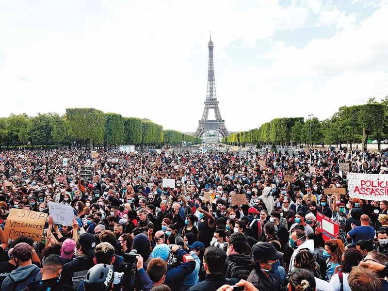 Un protest Black Lives Matter la Paris - unul dintre sutele de proteste din întreaga lume după moartea lui Floyd