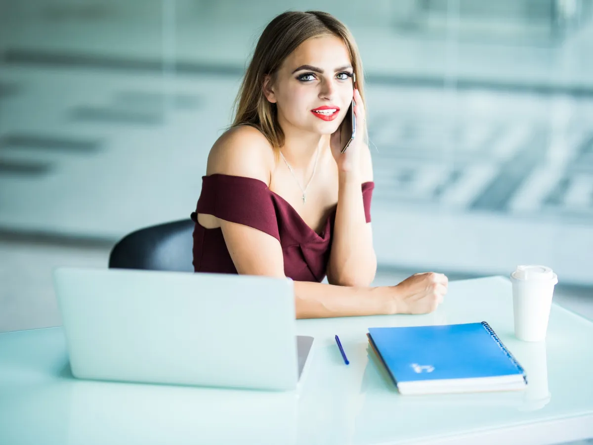 Femeie la muncă - Foto: Freepik