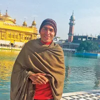 Marcel, în fața Templului de Aur  din Amritsar, în decembrie 2016