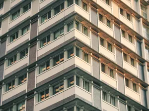 În România, cele mai mari prețuri se înregistrează în Cluj-Napoca, respectiv 2.770 EUR/mp și Brașov (1.897 EUR/mp), în timp ce Bucureștiul ocupă locul al treilea, cu 1.757 EUR/mp Foto: pexels.com