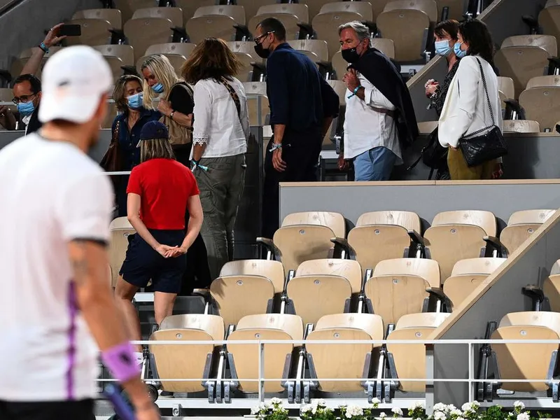 Spectatorii de la Roland Garros, trimiși acasă la 23. În România, liber la nunți până în zori / europsort