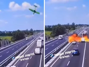 Momentul șocant în care un avion se prăbușește și explodează pe o autostrada din Italia - Foto: X/ @AsafGivoli - Captura foto