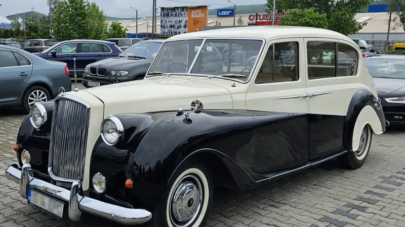 O limuzină Rolls Royce (RR) unică a fost surprinsă la inspecția periodică la RAR Iași - Foto: Facebook/Registrul Auto Român Oficial
