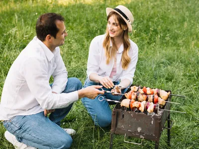 Cuplu la grătar - Foto: Freepik (Imagine cu rol ilustrativ)