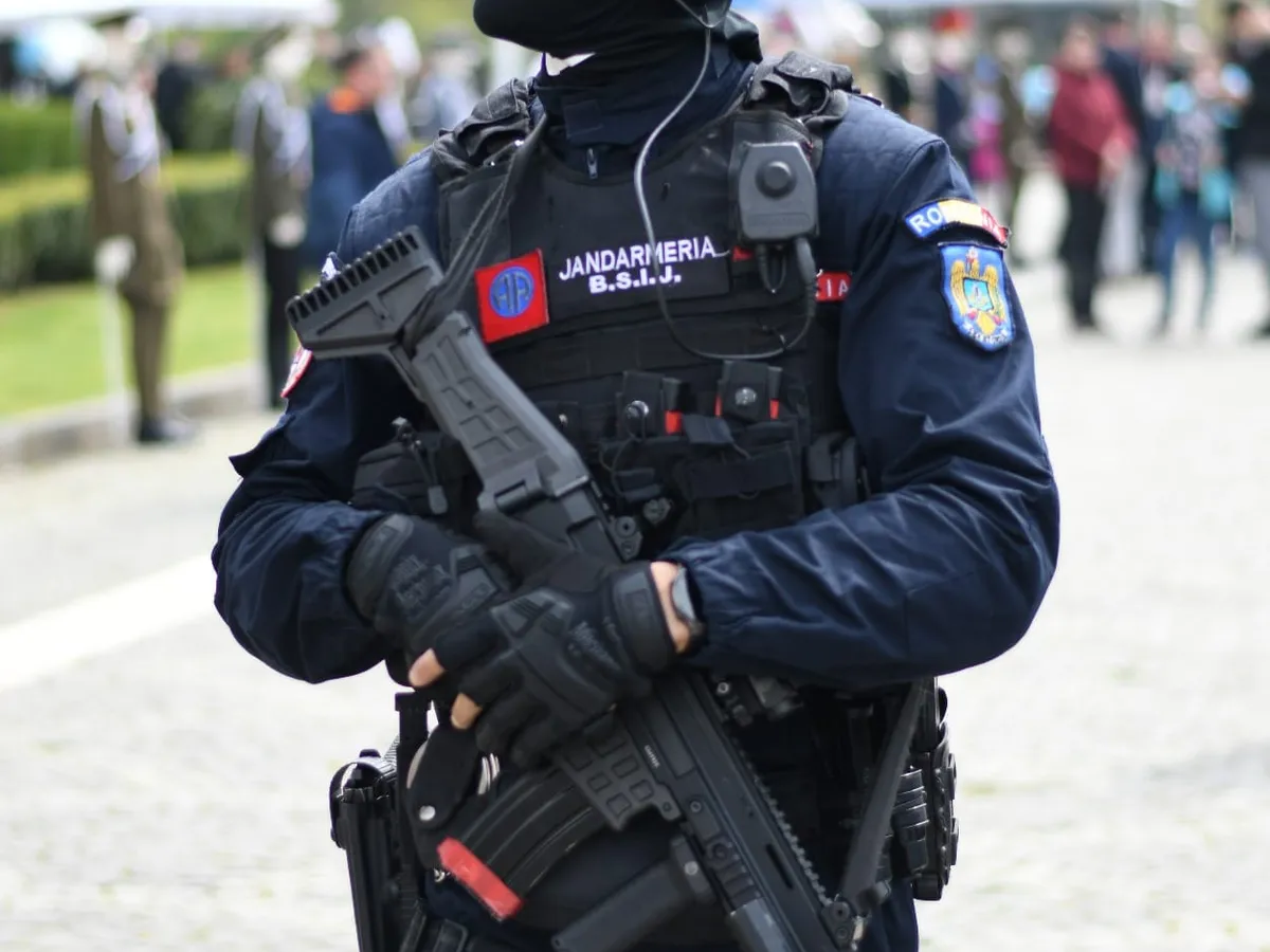 Un jandarm a salvat viața unei fete: „Am simţit mult timp mirosul de pudră de pe faţa. Sunt împăcat” Foto: facebook/Jandarmeria