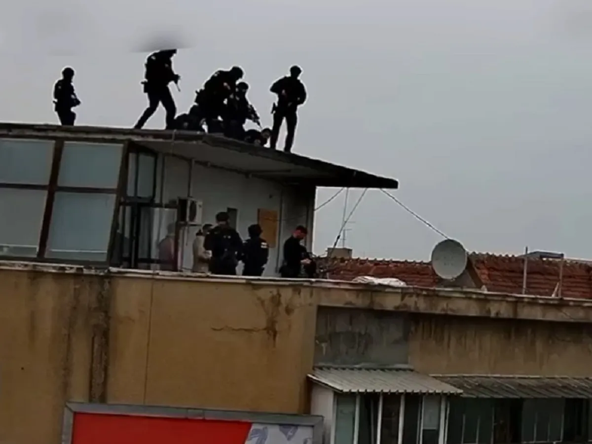 Intervenția echipelor de asalt după ce un bărbat s-a jucat cu o armă pe balcon. Putea fi reală - Foto: Captură video (amator)