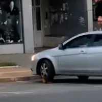 Un gălățean a fost surprins cum încerca să scoată „caracatița” de pe roată. Nu a vrut să dea 2 lei Foto: Observatornews.ro