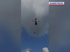 Un alpinist a fost recuperat cu elicopterul de pe versantul abrupt pe care îl escalada. A căzut 8 m Foto: Facebook/Salvamont Prahova