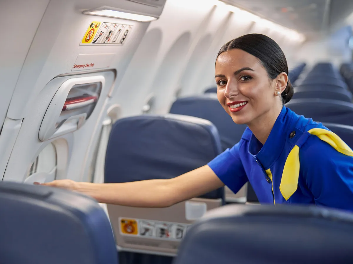 Stewardesă în avion - Foto: Freepik