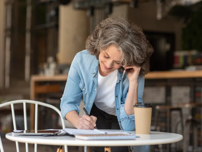 Pensionar scriind - Foto: Freepik