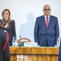 SLUGARNIC. Raed Arafat este de 11 ani membru în toate guvernele care au condus România. Aici, alături de Carmen Dan, ministru în apărarea căruia a sărit imediat, după violențele din 10 august