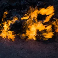 Misterul muntelui care arde neîncetat de 4.000 de ani. Nici ploaia sau ninsoarea nu stinge focul - Foto: Yanar Dag/Profimedia Images