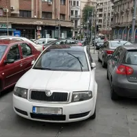 Mașini pe trotuar în București/FOTO: hotnews.ro