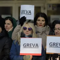 Guvernul le-a promis bugetarilor din primăriile de comună 500 lei. Nu i-au primit. Încep protestele - Foto: INQUAM PHOTOS/George Călin - Rol ilustrativ
