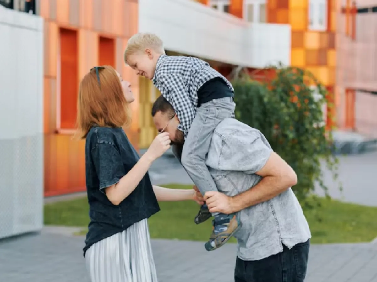 Statul vrea să crească natalitatea în România. Ce bani pune la dispoziția celor care vor copii? Ajung?