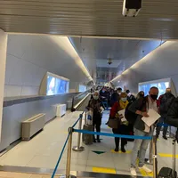 Coada de astăzi de la Aeroportul Otopeni, unde oamenii așteaptă să le fie verificate situațiile de către angajații DSP, la revenirea în țară. Imagine primită de Newsweek România de la un cititor.