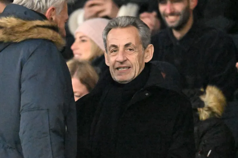 Fostul preşedinte francez Nicolas Sarkozy, pe Parc de Prices, la un meci PSG - Le Havre - Foto: Profimedia Images