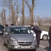 Sute de oameni din toată țara vor să ajungă la mănăstirea Cernica, dar sunt întorși din drum. Captură Digi24