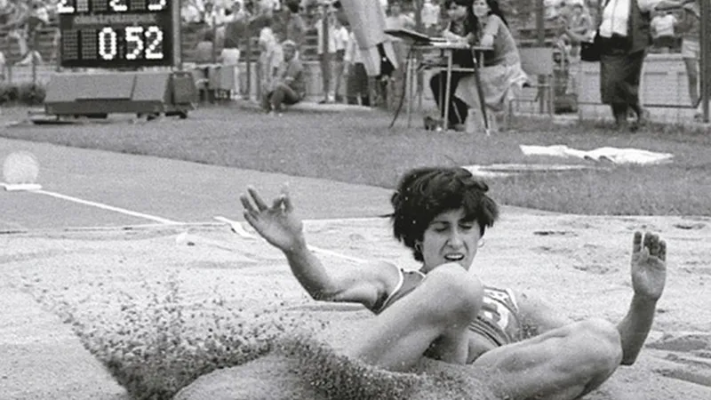 Vali Ionescu a doborât recordul mondial la săritura în lungime în 1982 Foto: COSR.ro