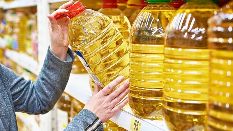 Românii au luat cu asalt magazinele și au golit rafturile de ulei alimentar, temându-se de o creștere a prețurilor la acest produs
