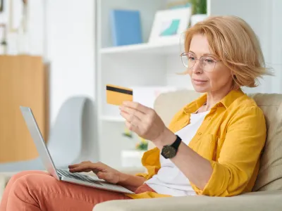 Care bănci au virat, deja, pensia și ajutorul de 500 de lei pe card? Care pensionari iau bani abia la ora 18?