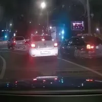 Greu, pentru unii șoferi români, în giratoriu. Marcajul e clar, dar „șmecheria” mare - Foto: captură video
