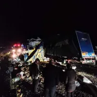 VIDEO Accident frontal între TIR-uri. Unul a luat foc. Doi șoferi au murit. Valea Oltului, blocată Foto: gazetavalceana.ro