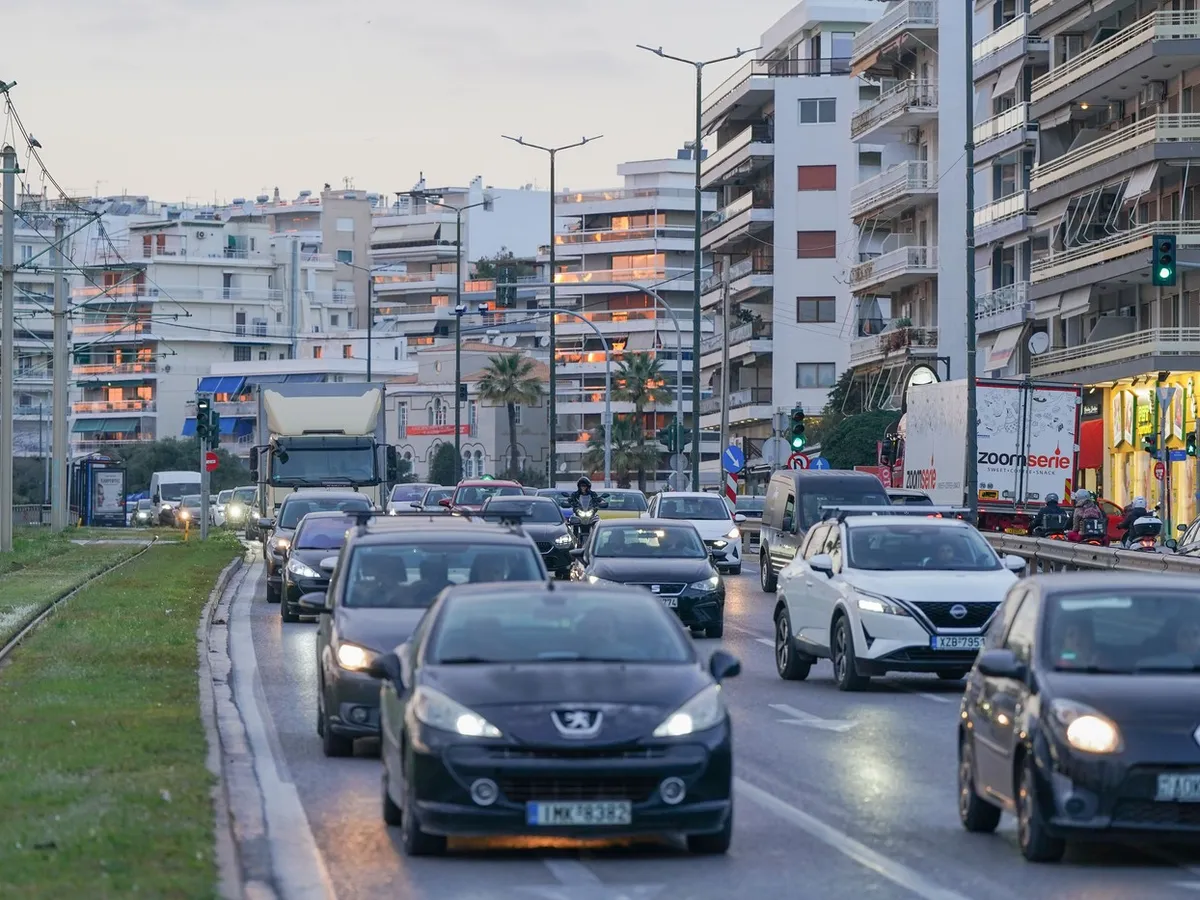 Prețul la benzină - motorină: Grecia dă populației „bonuri” de 17-30 litri, în funcție de venit, vehicul