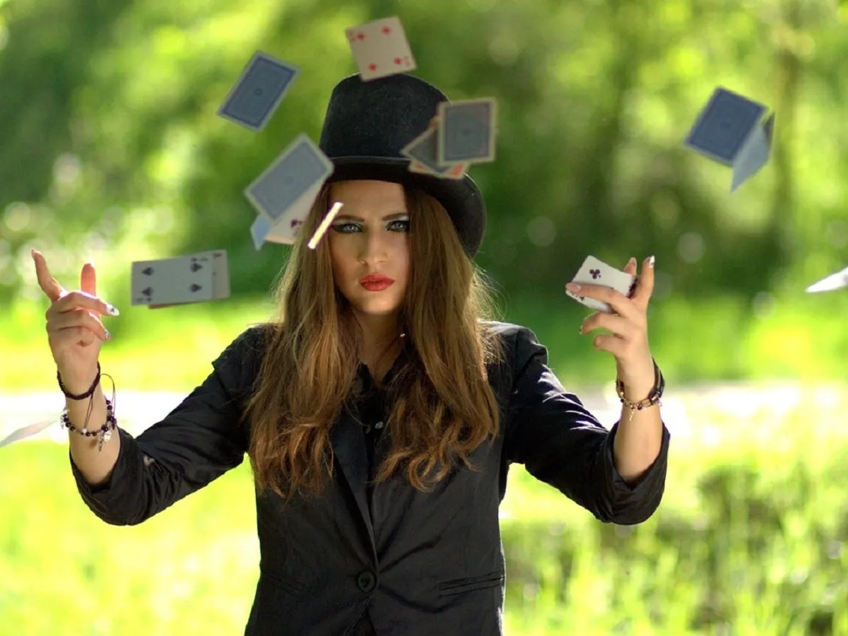 magiciană cu cărți de joc