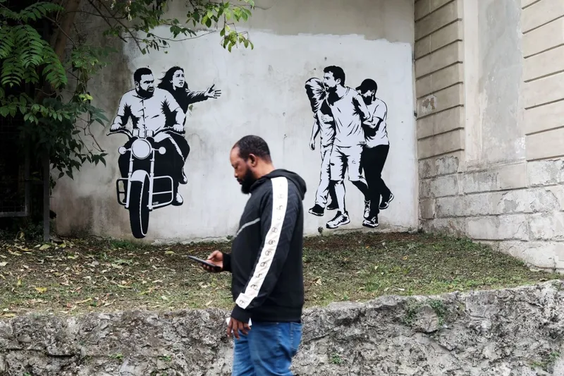 Pictură murală din Milano a lui aleXandro Palombo, &icirc;nfăţiş&acirc;nd răpirea lui Noa Argamani şi Avinatan Or, &icirc;n timpul atacului organizaşiei teroriste Hamas - Foto: Profimedia Images