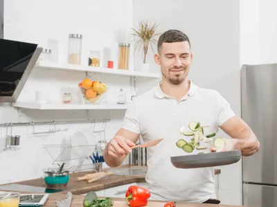 Cum să folosești corect vodca în gătit. Te poate scăpa de mirosul puternic de pește. La ce o mai pui? - Foto: Freepik