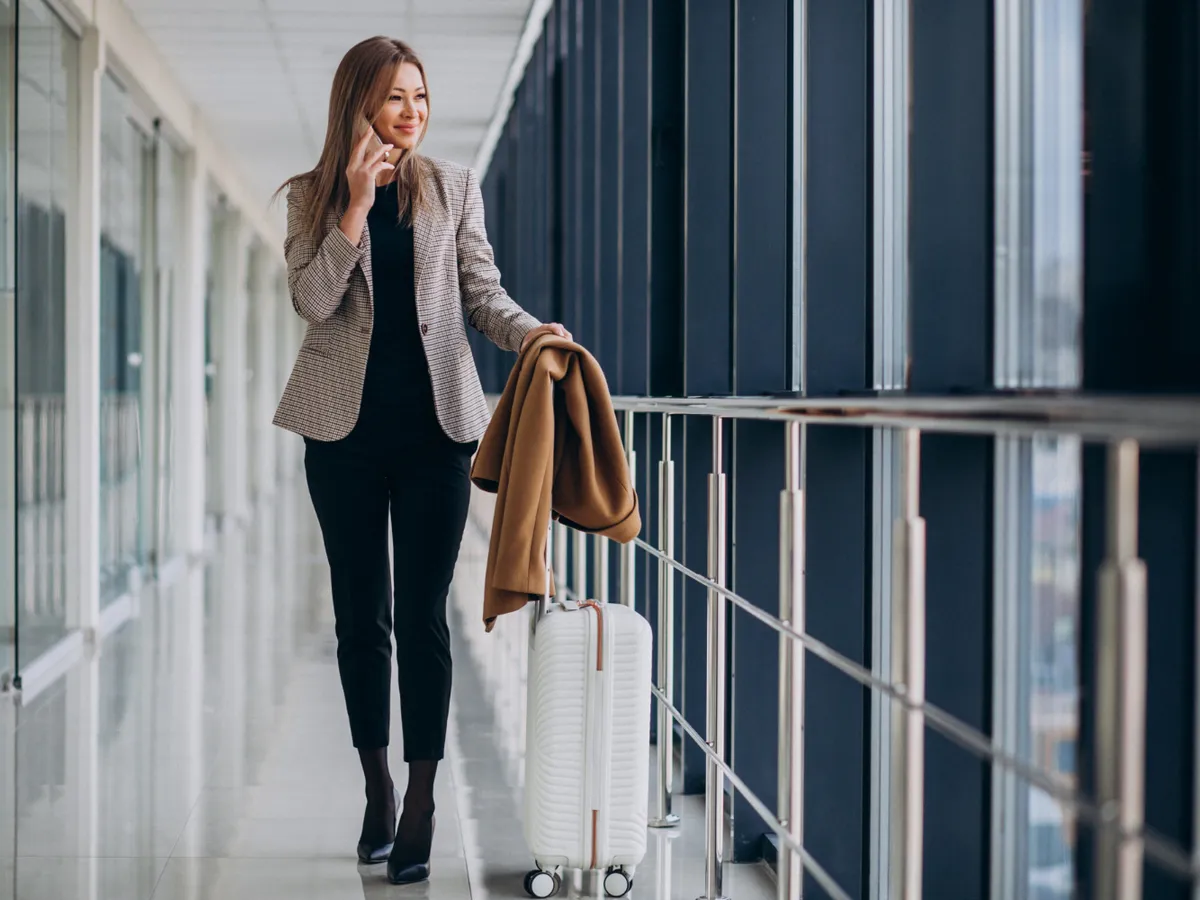 Femeie în aeroport - Foto: Magnific.com (Imagine cu rol ilustrativ)