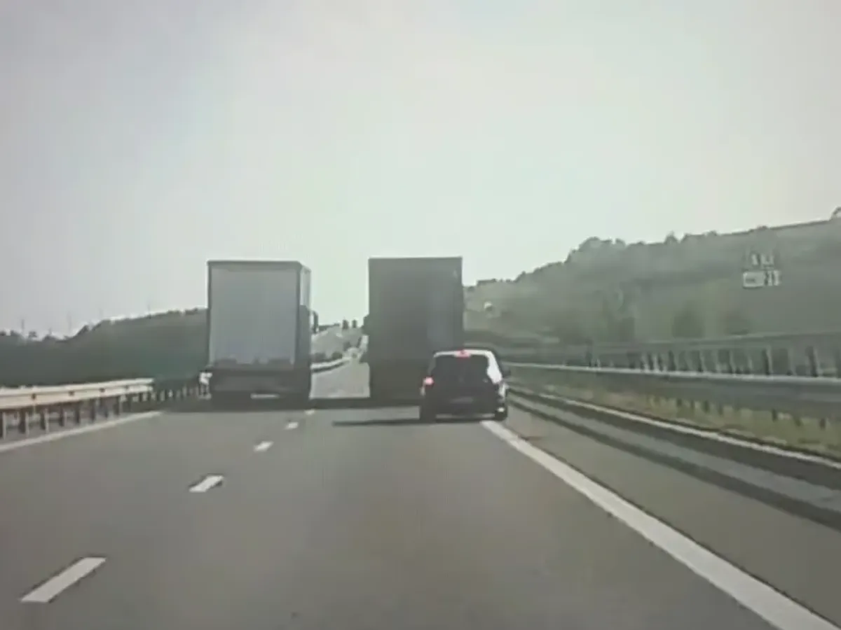 Autoturism depășind pe banda de urgență - Foto: captură