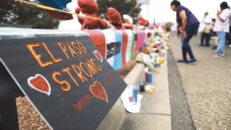 Americanii aduc omagii și protestea- ză împotriva armelor, după atacurile din El Paso, Texas