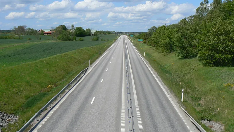 Prevederile tehnice pentru drumurile morții, făcute de mântuială în România. Sistemul 2+1 alternativ Foto: Wikipedia (fotografie cu caracter ilustrativ)