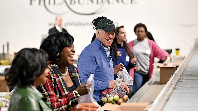 APEL PENTRU AJUTOR Președintele Joe Biden la o bancă de alimente din Philadelphia, Pennsylvania, în ianuarie. El a fost îndemnat să investească în programele de stat existente în loc de TEB