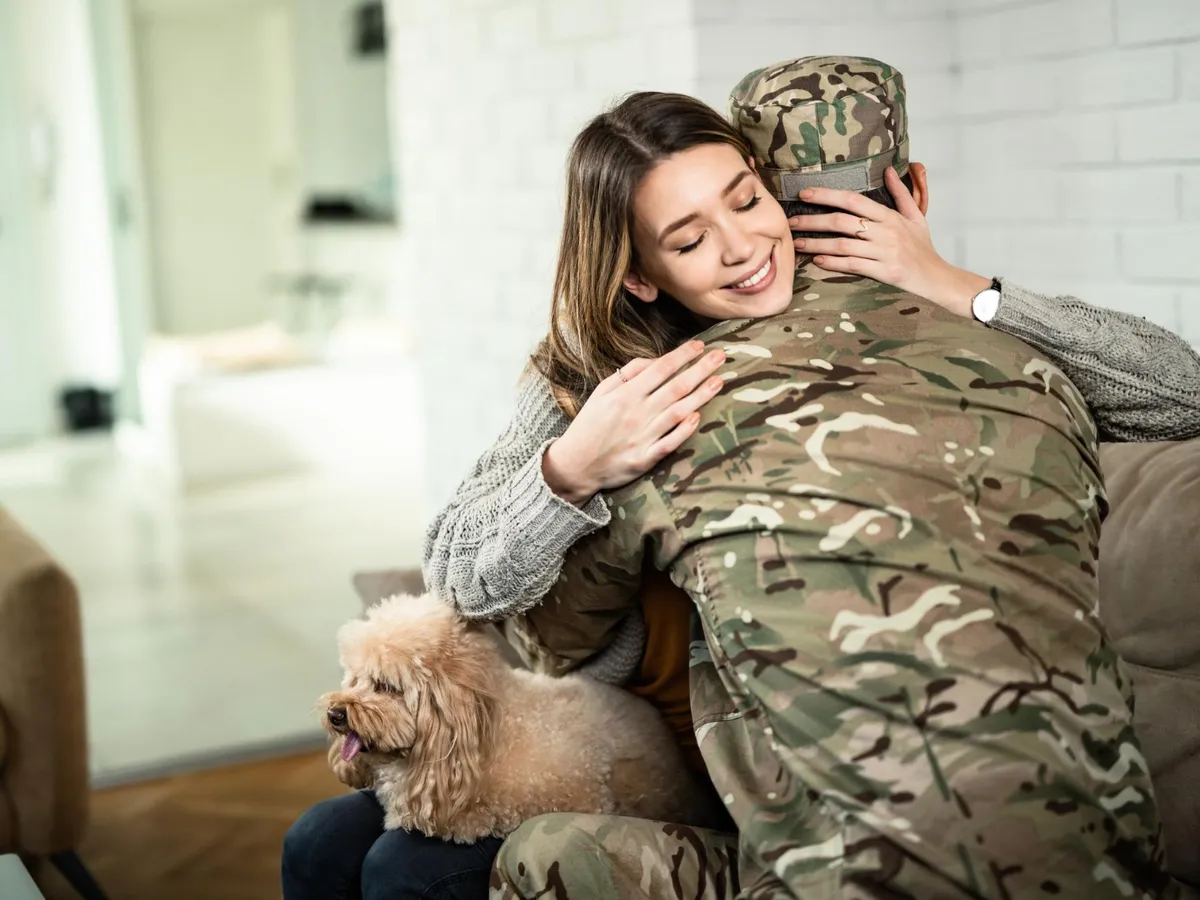 Regatul Unit lansează program pentru tineri sub 25 de ani: un an de pregătire militară remunerată