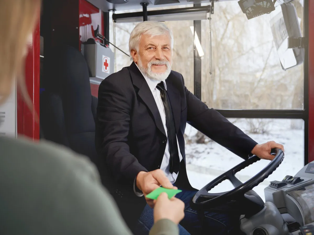 Bonus la pensie de 73.000 de euro, pierdut de un șofer de autobuz. Gestul care l-a lăsat fără bani - Foto: Freepik (Imagine cu rol ilustrativ)