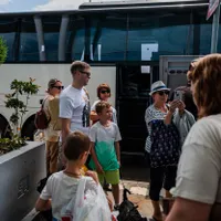 Personalul misiunii diplomatice a Rusiei, împreună cu familiile, sosesc pe aeroportul din Sofia înainte de plecarea lor în Rusia - Foto: Profimedia Images