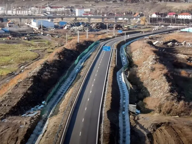 Breteaua de autostradă care trece printr-o groapă de gunoi/FOTO: Youtube (captură)