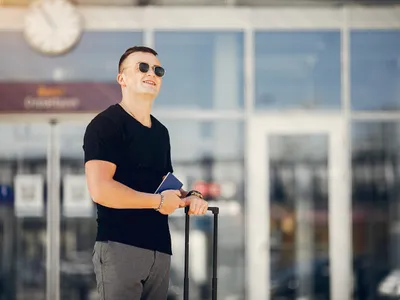Bărbat în aeroport - Foto: Magnific.com (Imagine cu rol ilustrativ)