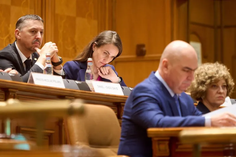 Daniel David, ministrul Educaţiei, la şedinţa solemnă a Parlamentului, de Ziua Naţională, alături de ceilalţi membri ai Guvernului Bolojan - Foto: Profimedia Images
