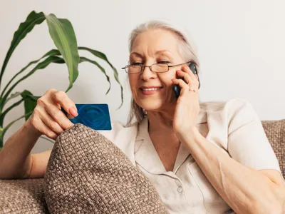 Pensionarul verifică dacă pensia e pe card - Foto: Freepik