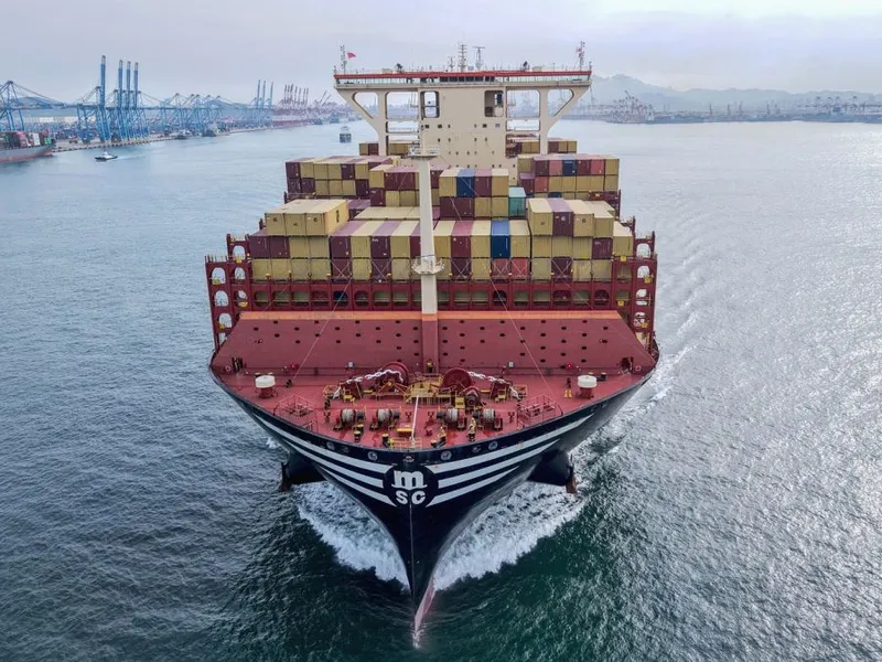 Un cargo de containere, în largul coastelor portului chinezesc Shandong - Foto: Profimedia Images (Imagine cu caracter ilustrativ)