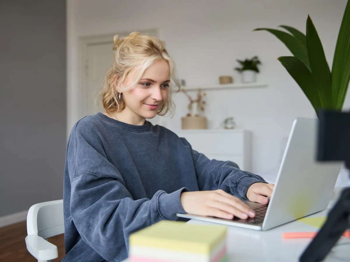 Tânără la laptop - Foto: Freepik (Imagine cu rol ilustrativ)