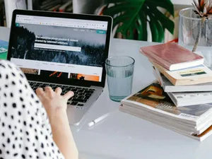 Femeie navigând pe Internet, la biroul ei - Foto: Pexels/Anna Shvets