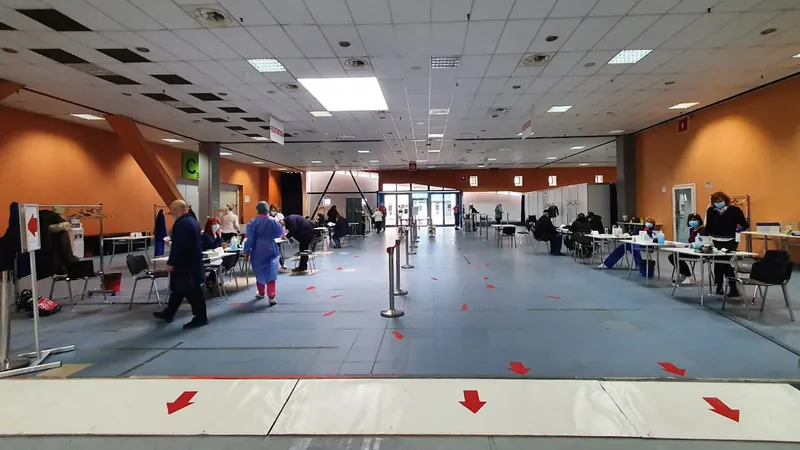 Centrele de vaccinare 4 și 5 de la Romexpo sunt deservite de medicii și asitentle de la Centrul Multifuncțional Caraiman din Sectorul 1 Foto: NW